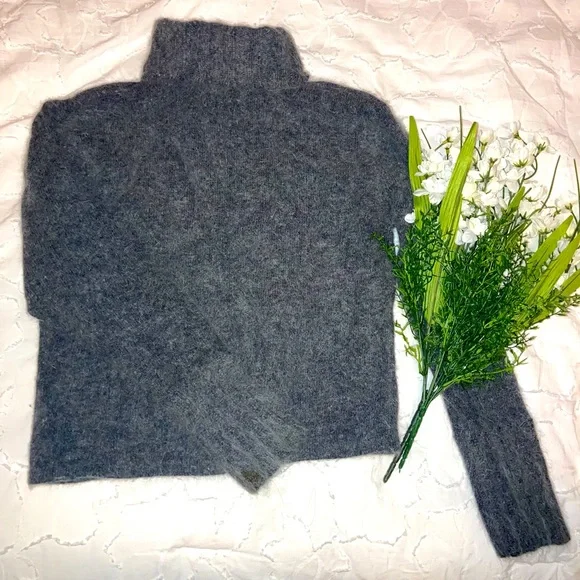 Q&A Lambs wool and Angora rabbit fur Sweater - Picture 1 of 5